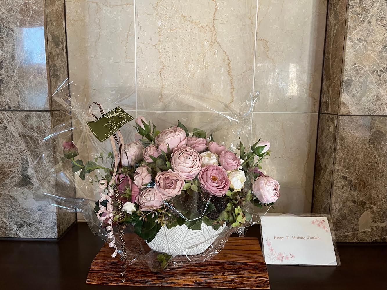 高級造花のお母様の誕生日のプレゼントに玄関用フラワーアレンジメント オーダーメイド