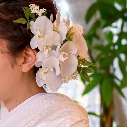 高級造花白い胡蝶蘭で和装にぴったりブライダル髪飾りオーダーメイド事例　