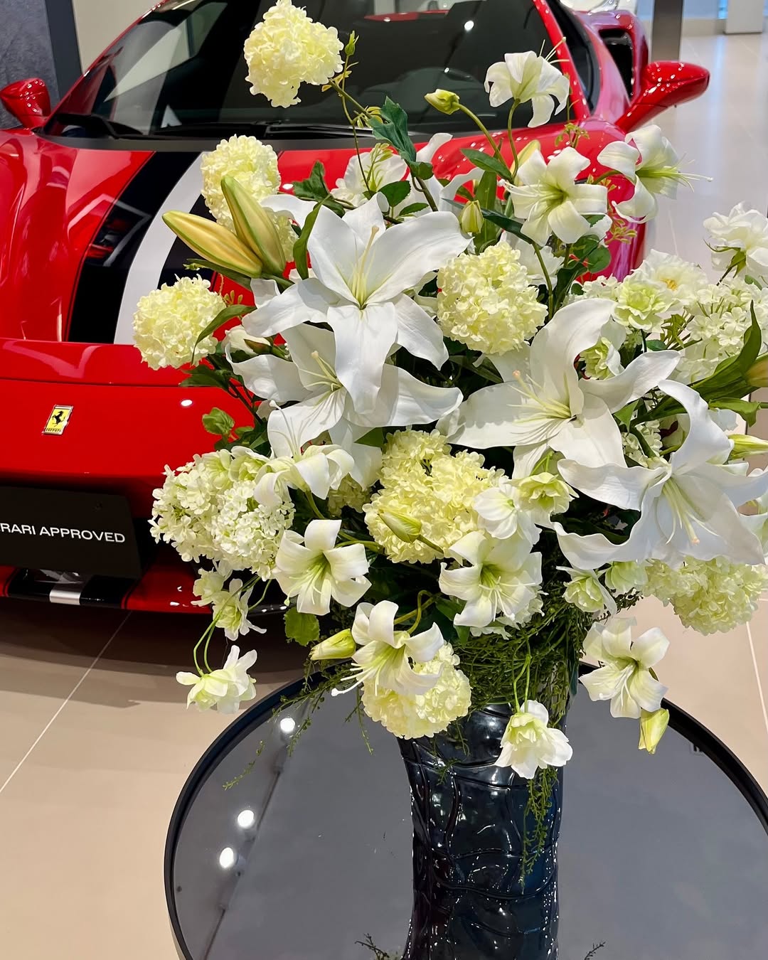 外車販売ディーラー様ショールームへの高級造花のフラワーアレンジメント　店舗インテリア用オーダーメイド事例