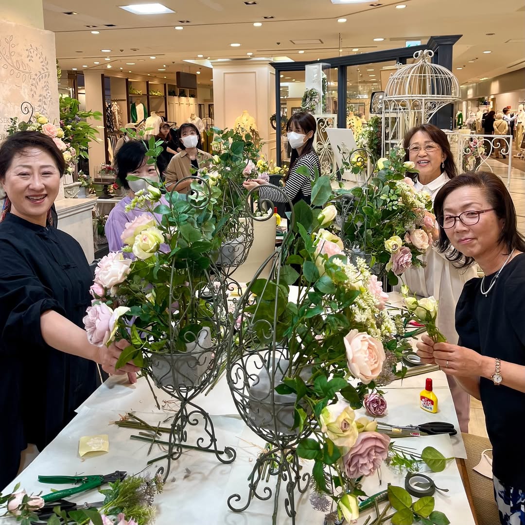 横浜たまプラーザアーティフィシャルフラワーリース教室レッスンの様子