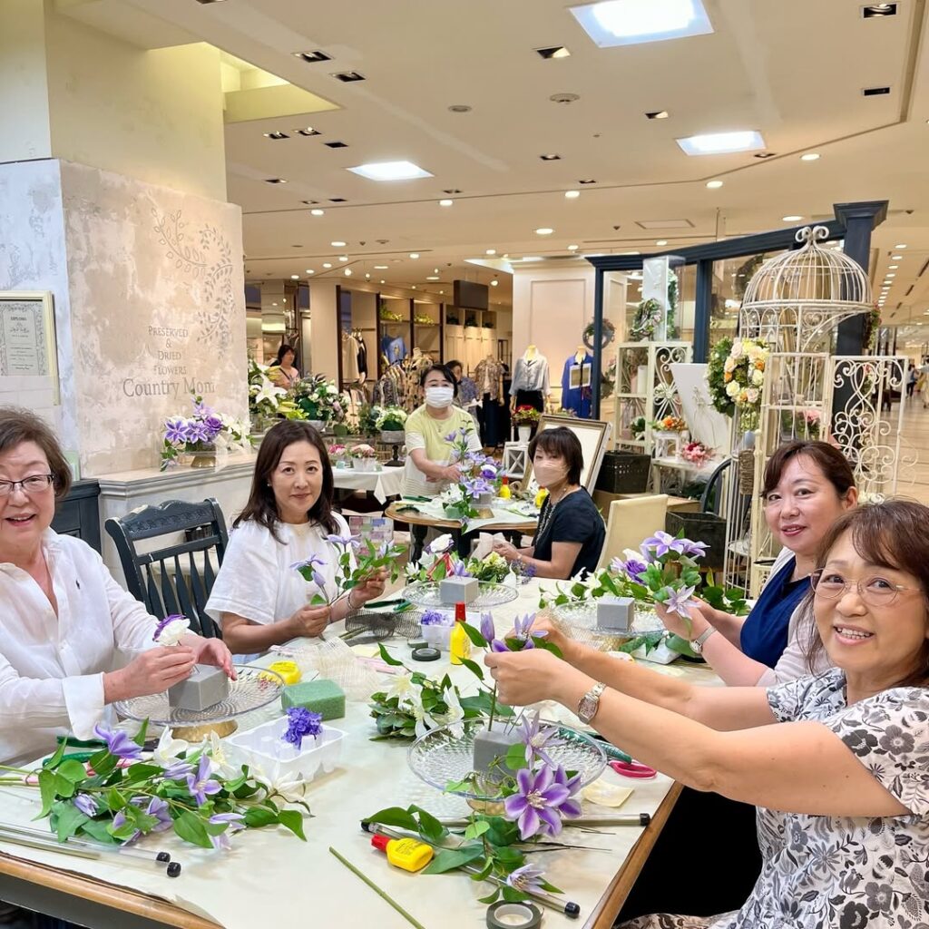 夏のフラワーアレンジメント（アーティフィシャルフラワー造花）横浜　教室の様子