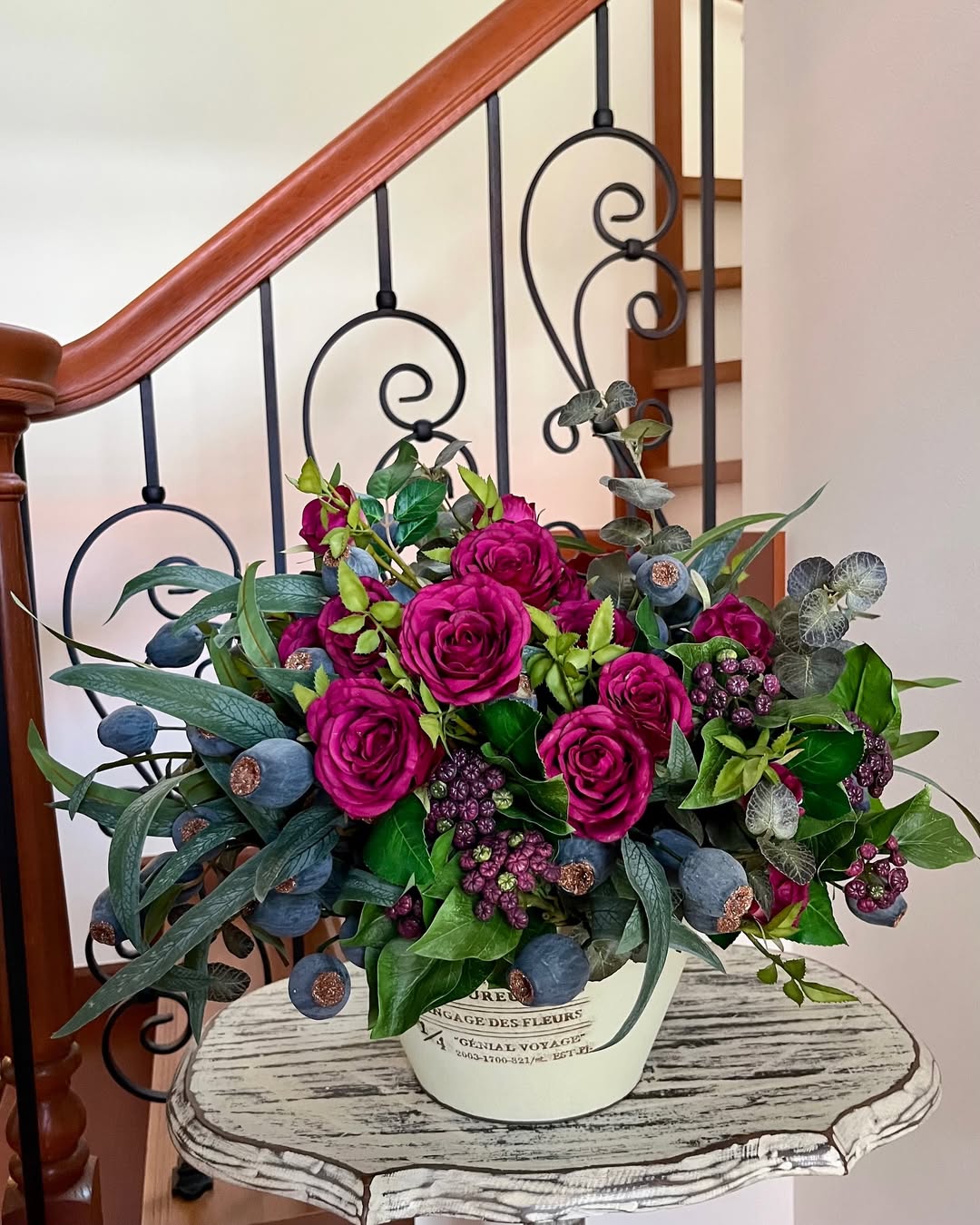 横浜オーダーメイド可能な大きな高級造花のフラワーアレンジメント　白いバラとグリーン