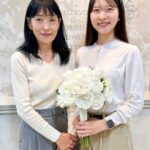 お母様とお嬢様　白のイングリッシュローズでウェディングブーケ　手作りウェディングブーケ教室でお作りいただきました