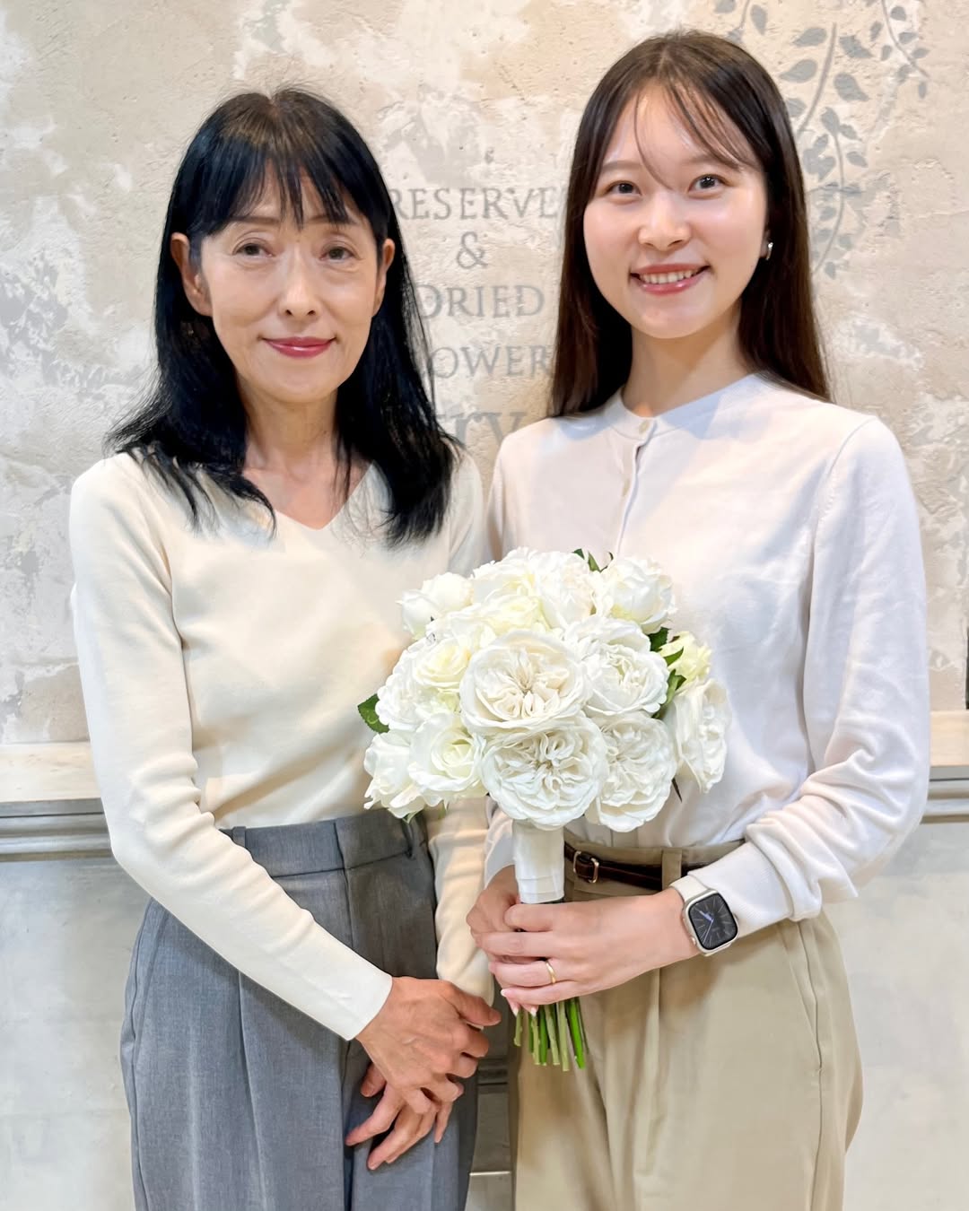 お母様とお嬢様　高級造花で手作りウェディングブーケ教室　白いアンティークローズ作品横浜