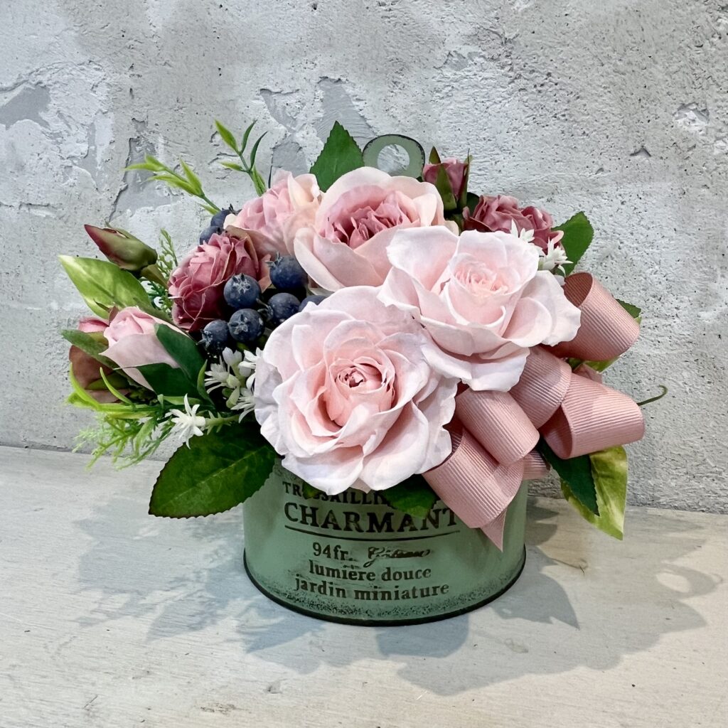 アーティフィシャルフラワーアレンジメント教室　ブリキ缶のフラワーアレンジ体験レッスン作品