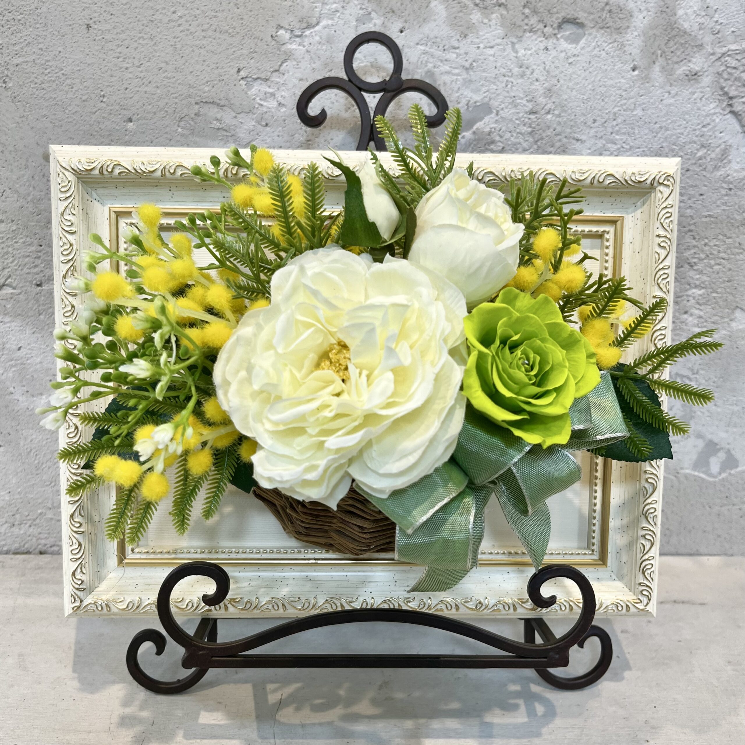 アーティフィシャルフラワーアレンジメント教室　ミモザのフレームアレンジ花絵　体験レッスン作品