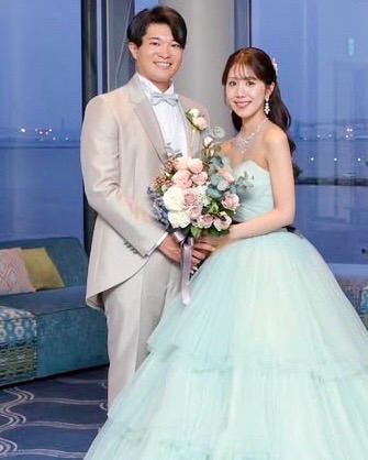 手作りウェディングブーケ教室の作品で結婚式挙式写真。淡いブルーの高級造花